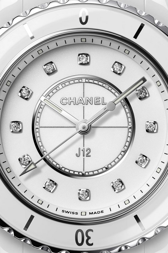 Chanel dévoile sa montre diamants J12 pour les fêtes 1